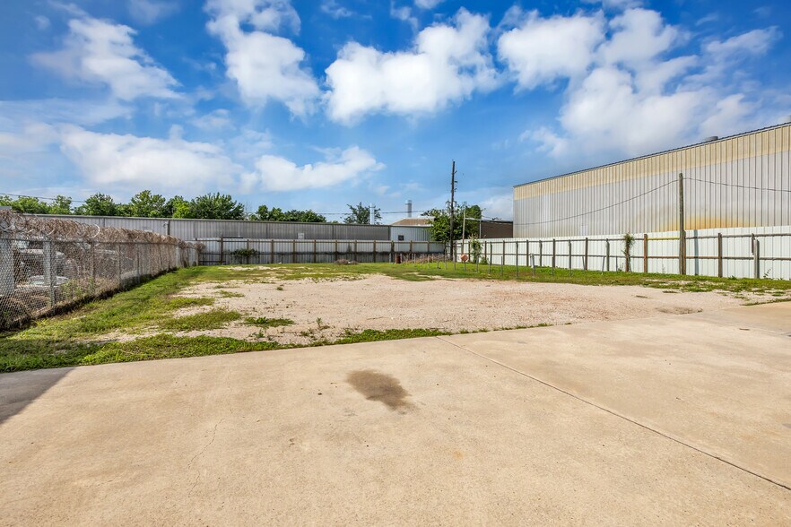 More Photos Of 6456 Cunningham Rd, Houston Industrial For Lease