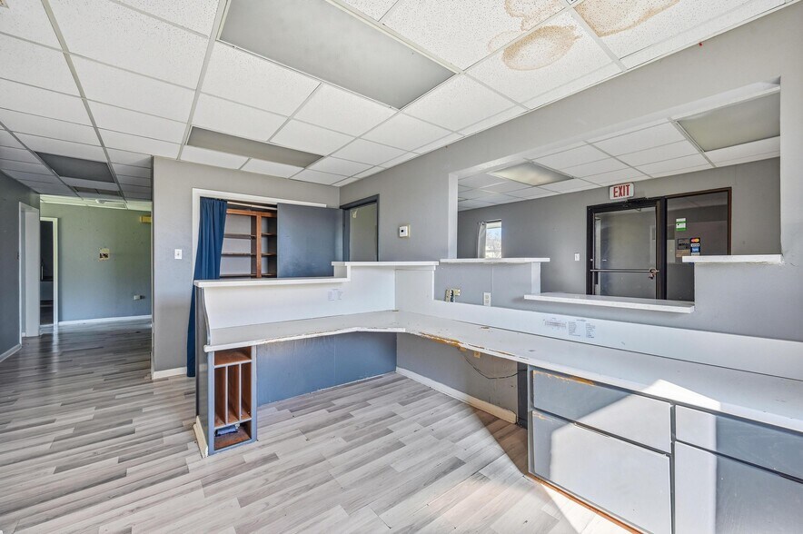 More Photos Of 216 Dalton Dr, DeSoto Office For Lease