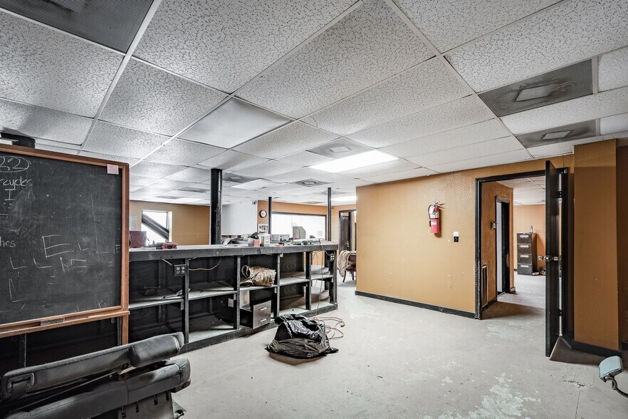 More Photos Of 2133 Shaver St, Pasadena Distribution For Sale