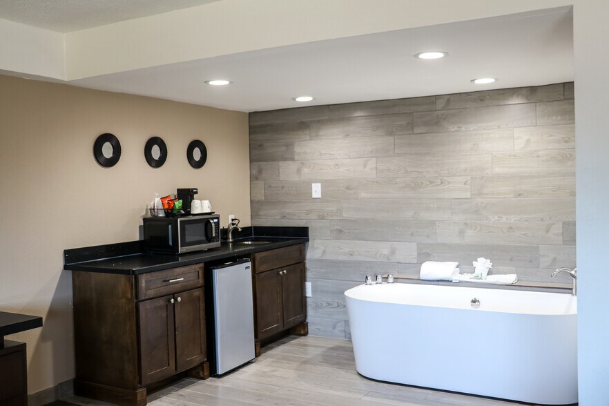 More Photos Of 2101 Veterans Blvd, Del Rio Hotel For Sale