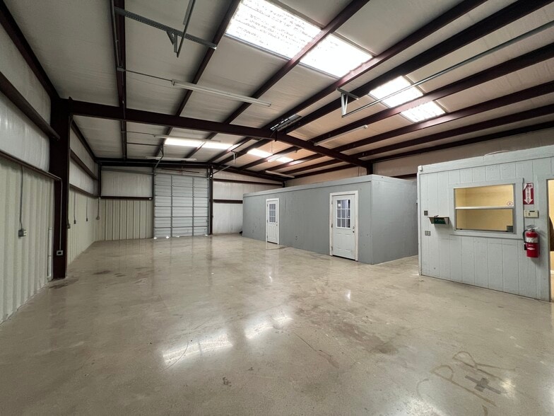 More Photos Of 408 E 2nd St, Taylor Warehouse For Lease