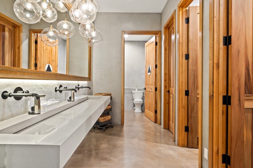 More Photos Of 7207 Melrose Ave, Los Angeles Storefront Retail Office For Lease