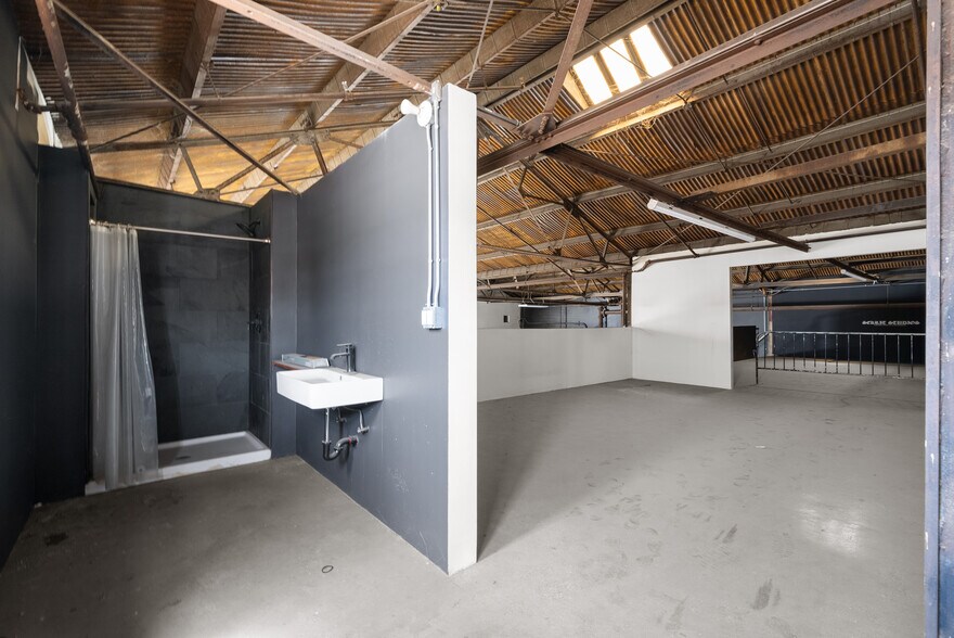 More Photos Of 2416 E 24th St, Vernon Industrial For Lease