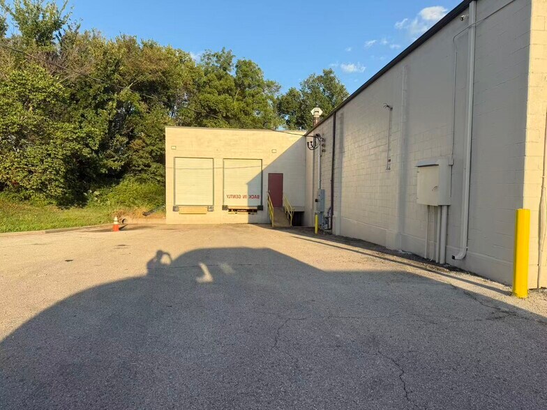 More Photos Of 7410 Sni-A-Bar Rd, Kansas City Manufacturing For Lease