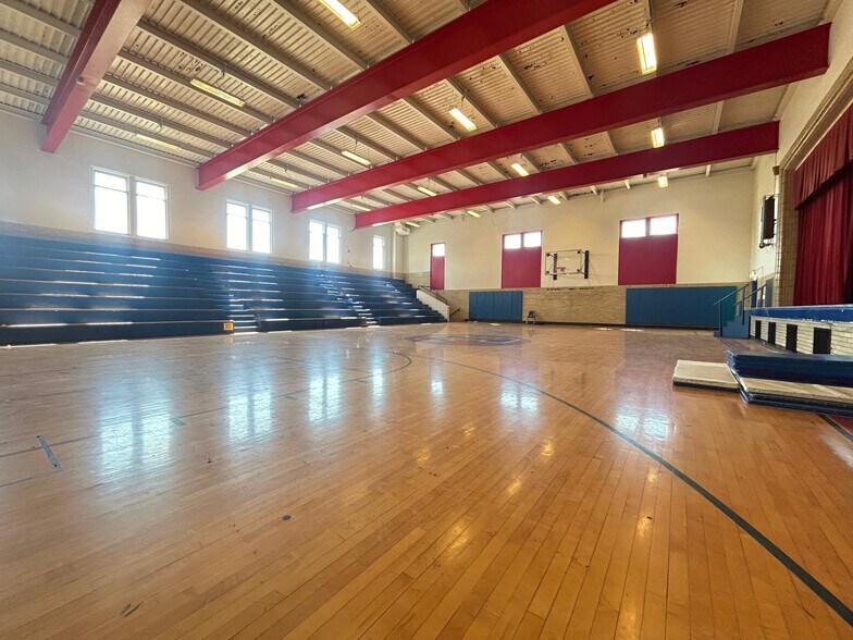 More Photos Of 709 Deacon St, Hebron Schools For Lease