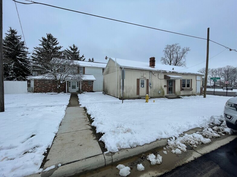 More Photos Of 5002 S Walnut St, South Bloomfield Storefront For Sale