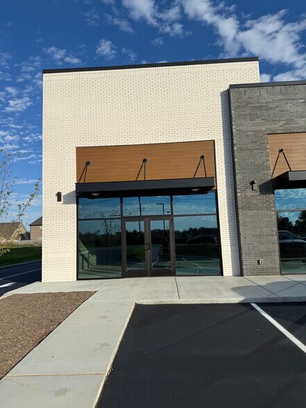 More Photos Of 1001 Creek Way, Clarksville Freestanding For Lease