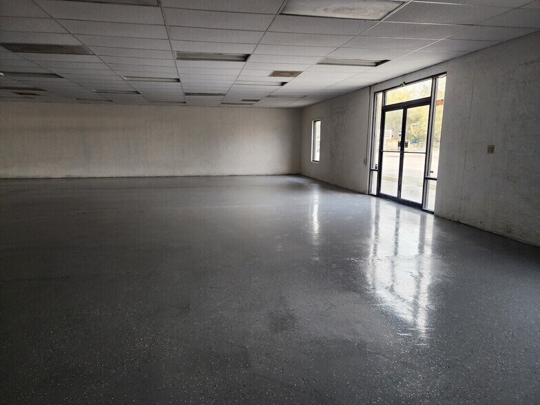 More Photos Of 284 S Center St, Pierson Auto Repair For Lease