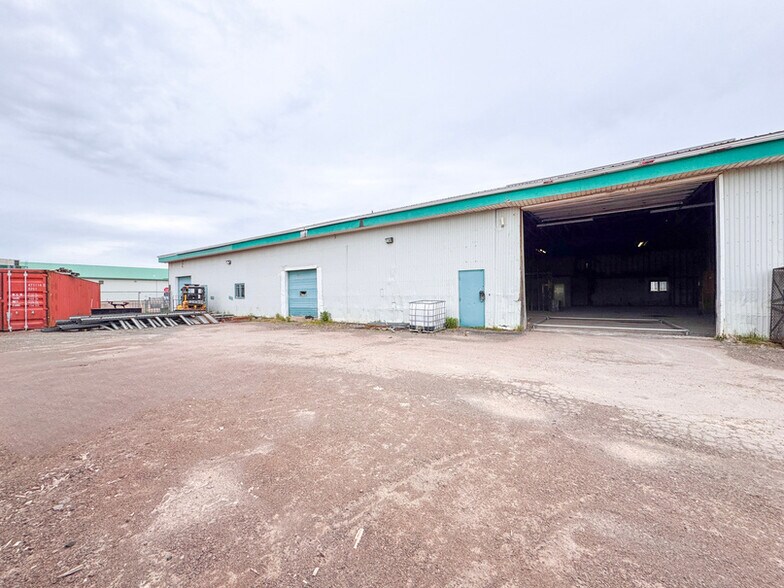 More Photos Of 511 Ferdinand Blvd, Dieppe Showroom For Lease