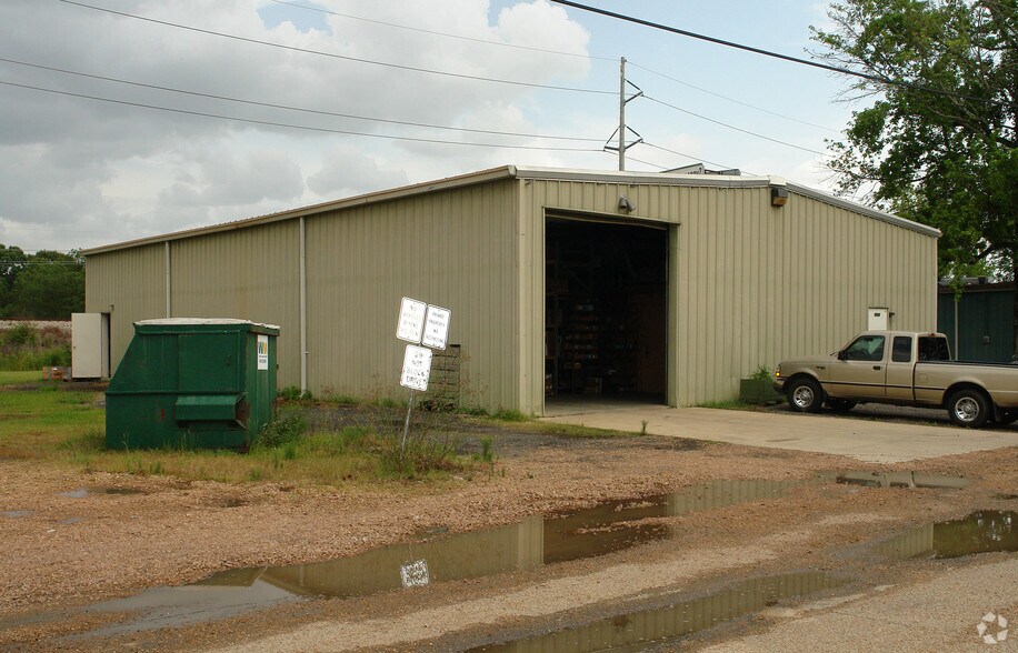 More Photos Of 5820 N Commerce Plz, Jackson Light Distribution For Lease