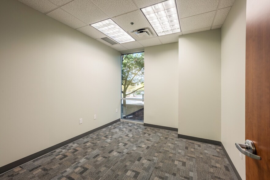 More Photos Of 5555 Northwest Pky, San Antonio Office For Lease