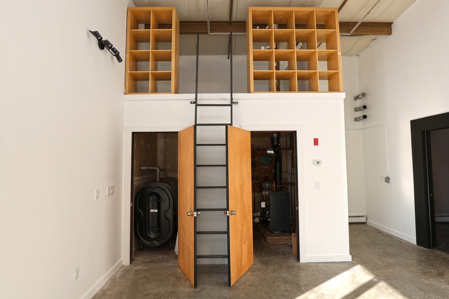 More Photos Of 9 Hanna Ln, Beacon Warehouse For Lease