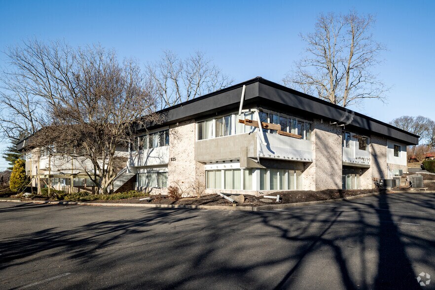 Primary Photo Of 525 Townline Rd, Hauppauge Medical For Lease
