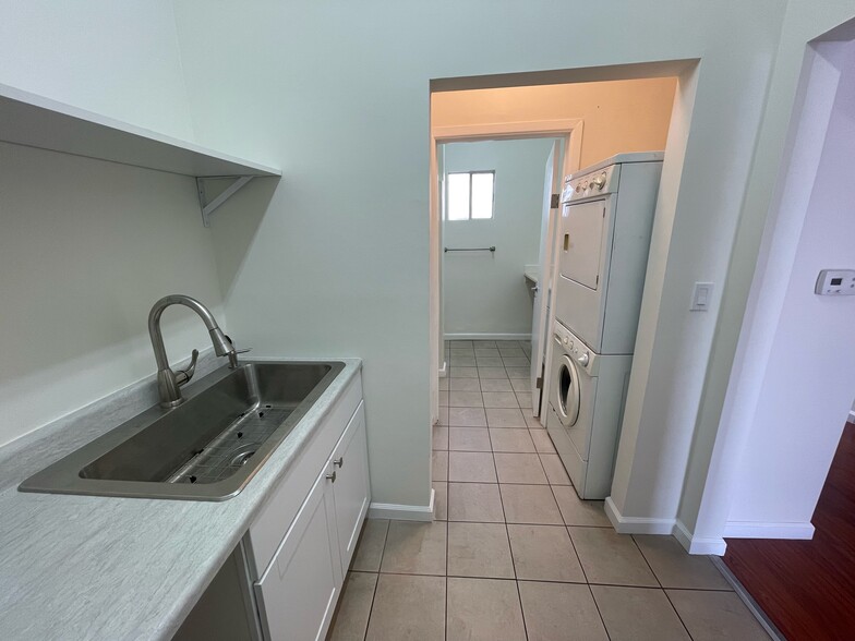 More Photos Of 1909 Santa Monica Blvd, Santa Monica Storefront For Lease