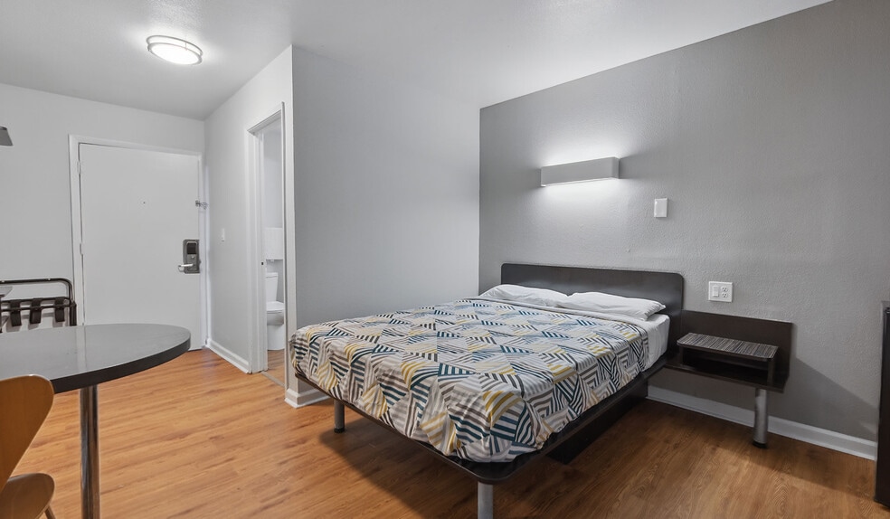 More Photos Of 1600 N Main St, Normal Hotel For Sale