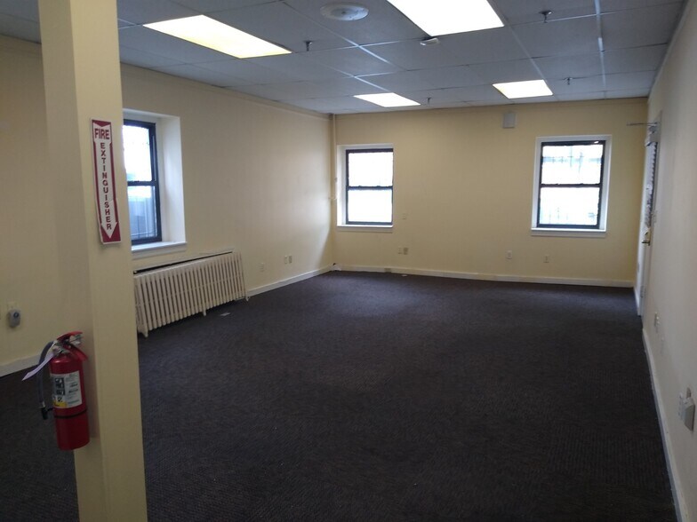 More Photos Of 2094 Boston Post Rd, Larchmont Storefront For Lease