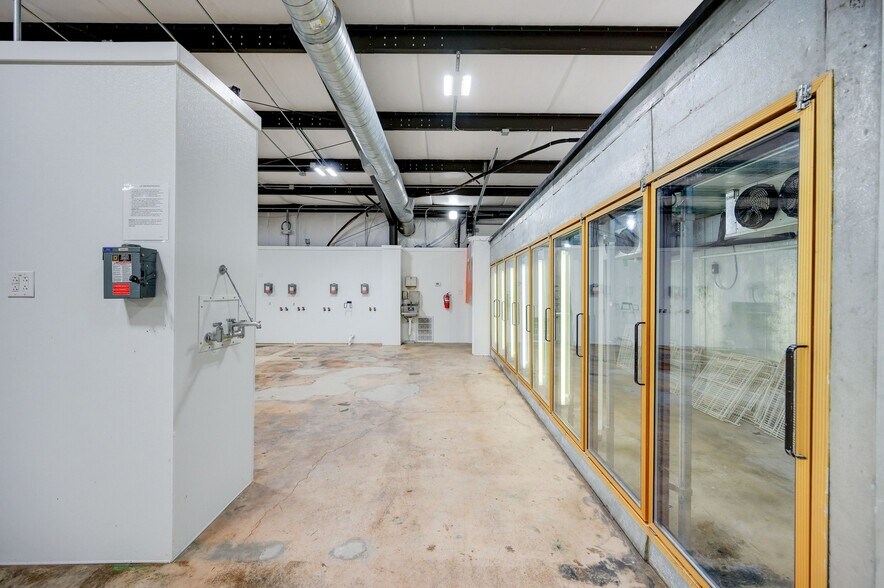 More Photos Of 1301 & 1307 Main St, Blanco Light Distribution For Sale