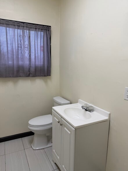 More Photos Of 2390 Lamar Ave, Memphis Office For Lease