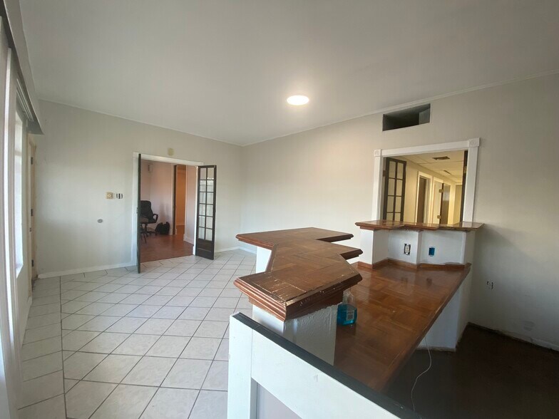 More Photos Of 1543 W Summit Ave, San Antonio Showroom For Sale