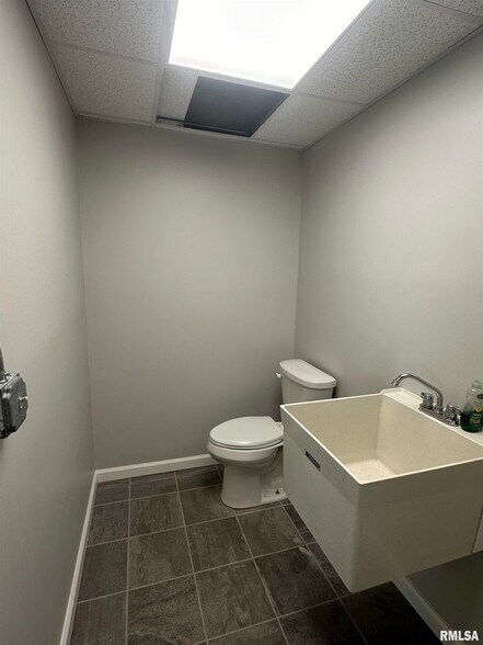 More Photos Of 817 NE Adams St, Peoria Warehouse For Sale