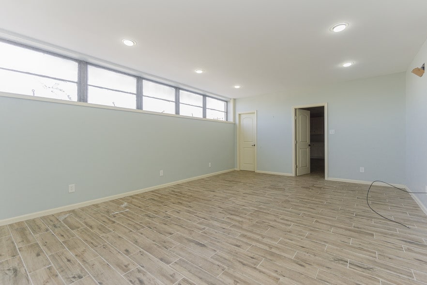 More Photos Of 2415 Church St, Galveston Light Distribution For Lease