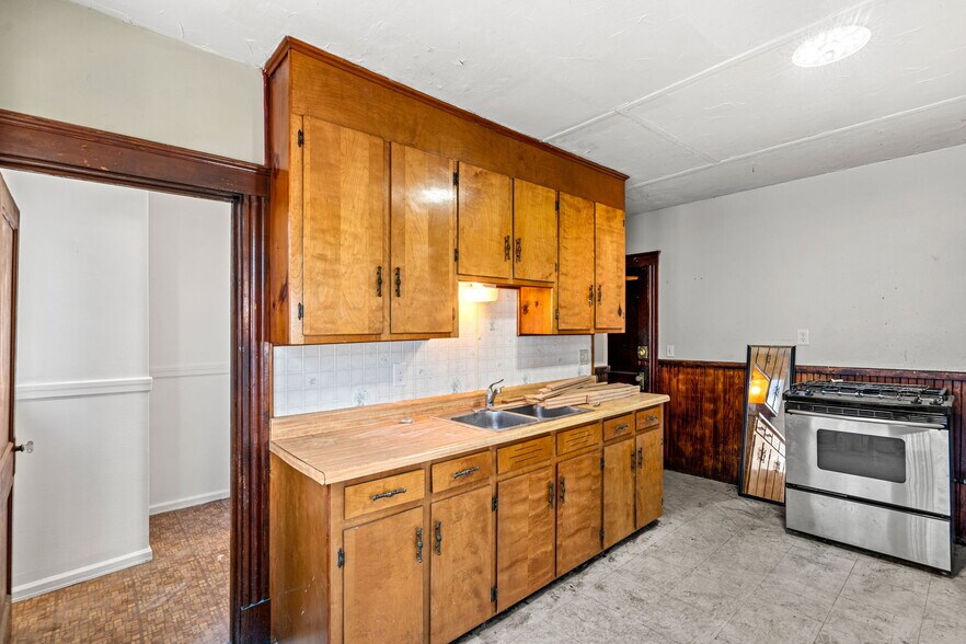 More Photos Of 136-138 Winter St, Haverhill Storefront Retail Residential For Sale