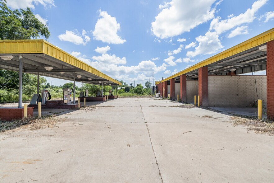 More Photos Of 621 W Travis St, La Grange Carwash For Sale