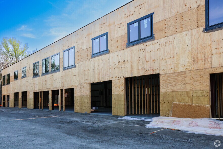 More Photos Of 3335 Pennington Dr, Wilmington Flex For Lease