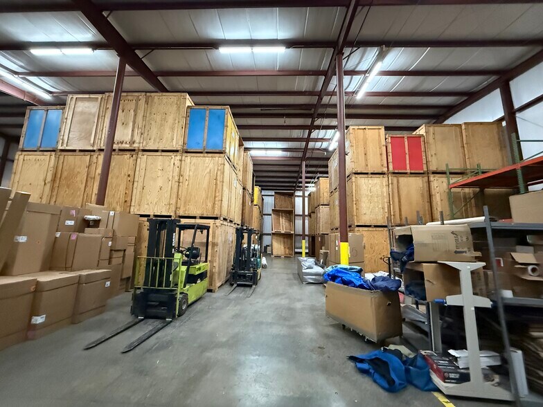 More Photos Of 5699 Maelou Dr, Hamburg Warehouse For Lease