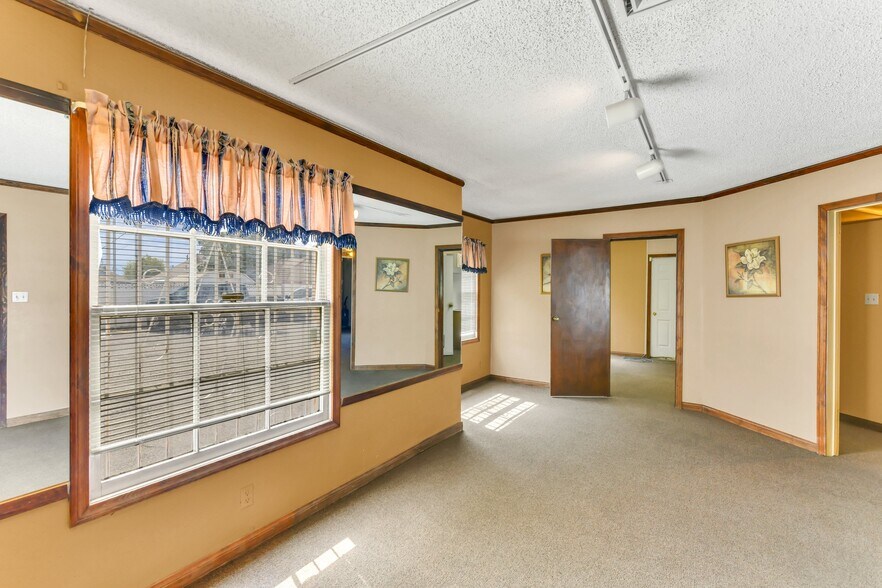More Photos Of 1601 S Maryland Pky, Las Vegas Office For Sale