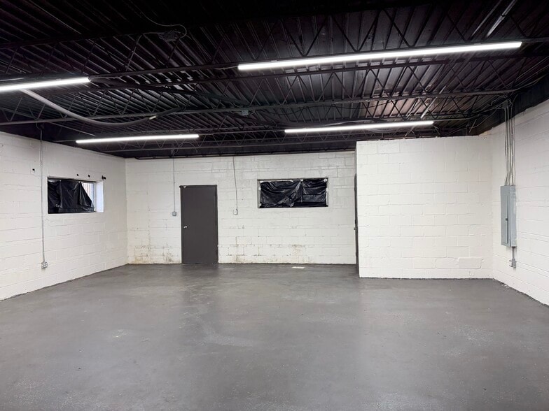 More Photos Of 2390 Lamar Ave, Memphis Office For Lease
