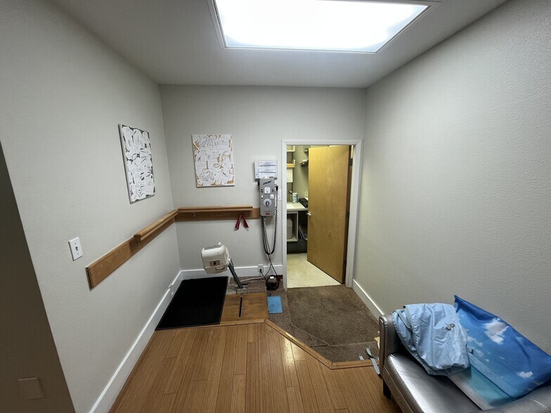 More Photos Of 4717 Swift Rd, Sarasota Medical For Sale