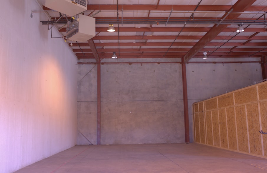 More Photos Of 2004 Lamar Dr, Round Rock Warehouse For Lease