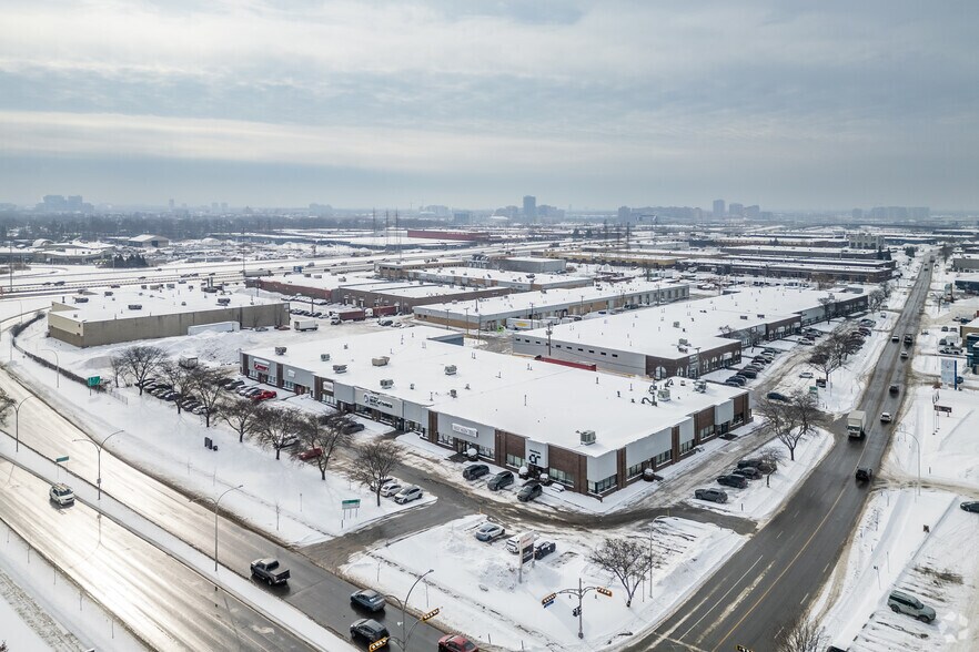 More Photos Of 2854-2870 Boul Industriel, Laval Showroom For Lease