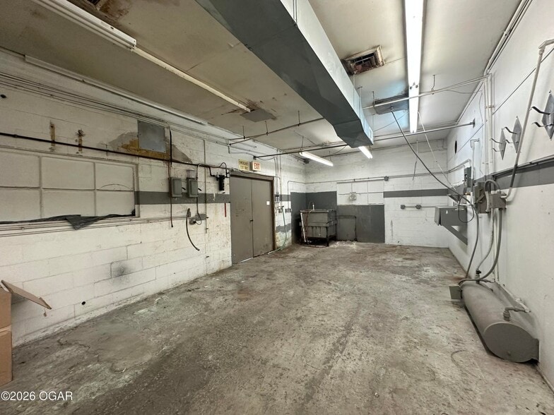 More Photos Of 3236 W 20th St, Joplin Industrial For Sale