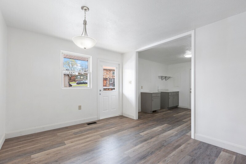 More Photos Of 437 S Royal Ave, Front Royal Office Residential For Lease