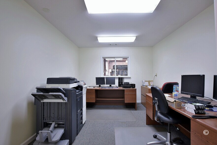 More Photos Of 300 Delano Dr, Manchester Warehouse For Sale