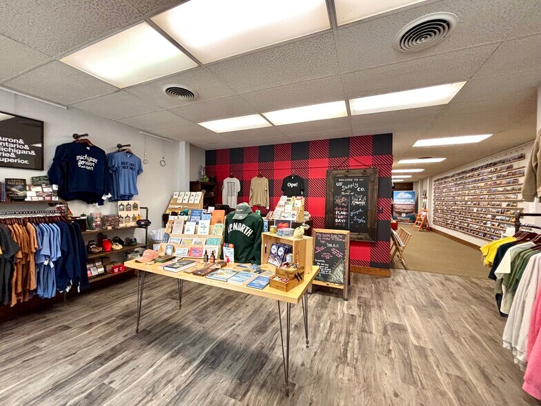 More Photos Of 221 W Washington St, Marquette Flex For Sale