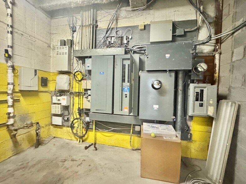 More Photos Of 130 Sheridan Blvd, Inwood Warehouse For Lease