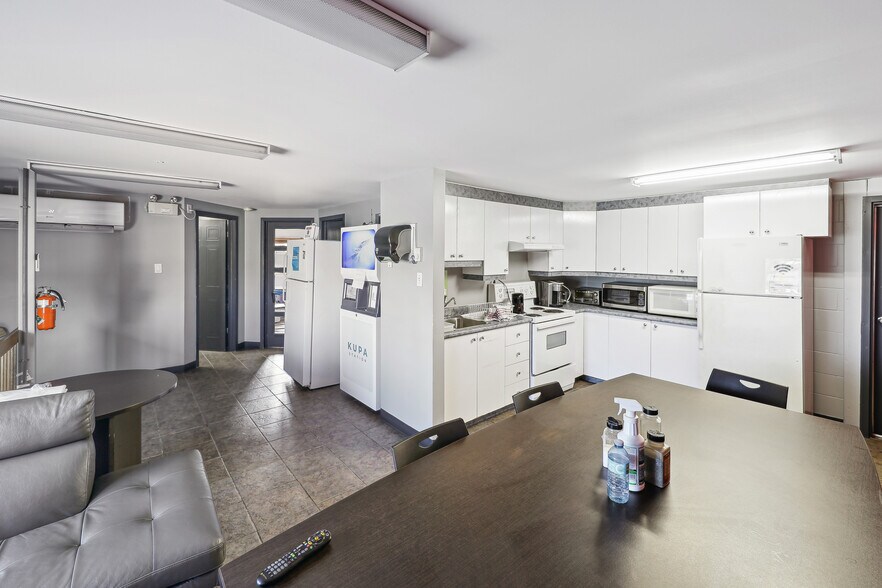 More Photos Of 384-388 Rue Chicoine, Vaudreuil-dorion Industrial For Sale