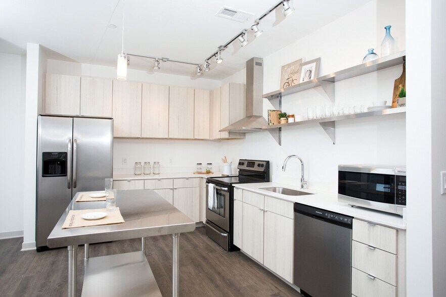 More Photos Of 747 N College Ave, Indianapolis Apartments For Lease