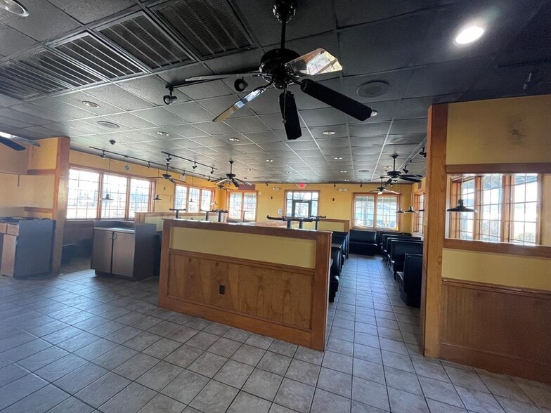 More Photos Of 352 Northgate Dr, Dalton Restaurant For Lease
