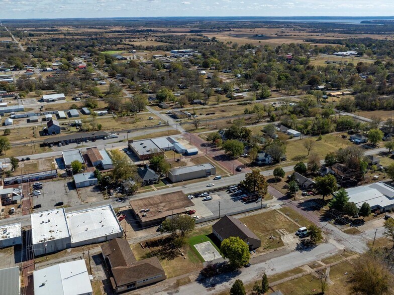 More Photos Of 126 S Maple St, Nowata Office For Sale