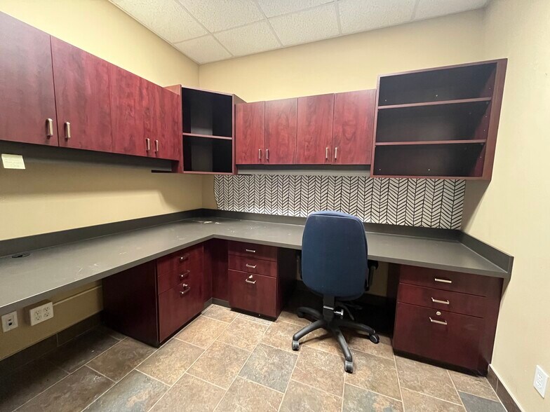 More Photos Of 419 St Clair St, Chatham Storefront For Lease