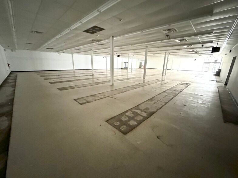 More Photos Of 1025 N Pearl St, Bridgeton Storefront For Lease