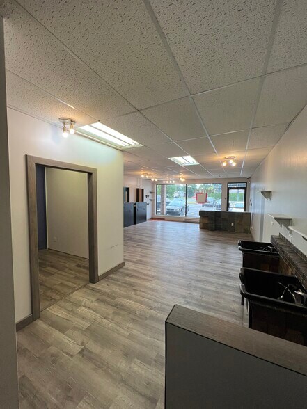 More Photos Of 6160 Rue Rodrigue, Terrebonne General Retail For Lease