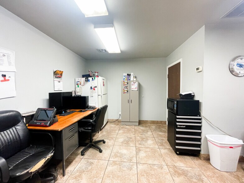 More Photos Of 912 SW 15th St, Wagoner Warehouse For Sale