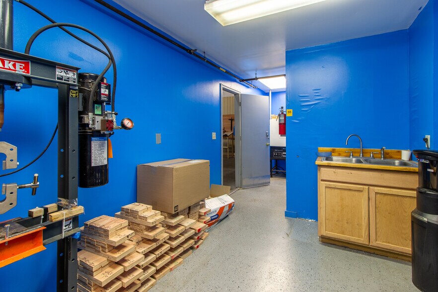 More Photos Of 310 Cypress Rd, Ocala Manufacturing For Sale