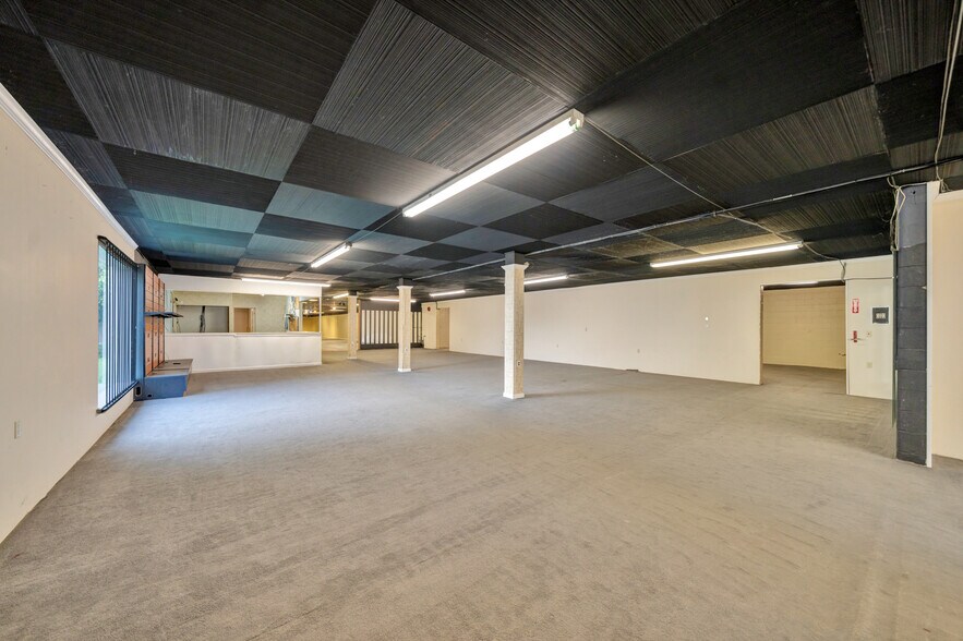 More Photos Of 10509 Dixie Hwy, Louisville Freestanding For Lease