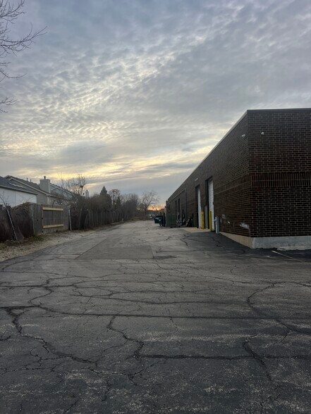 More Photos Of 1371-1375 Wilhelm Rd, Mundelein Distribution For Lease